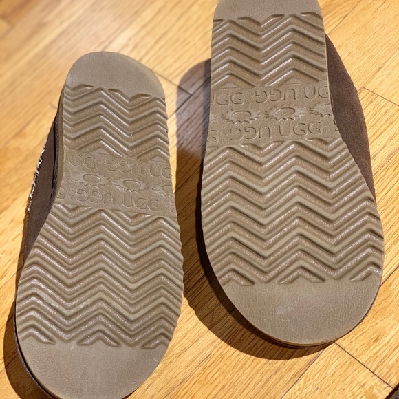 NWOT Brown UGG slippers - Picture 2 of 2